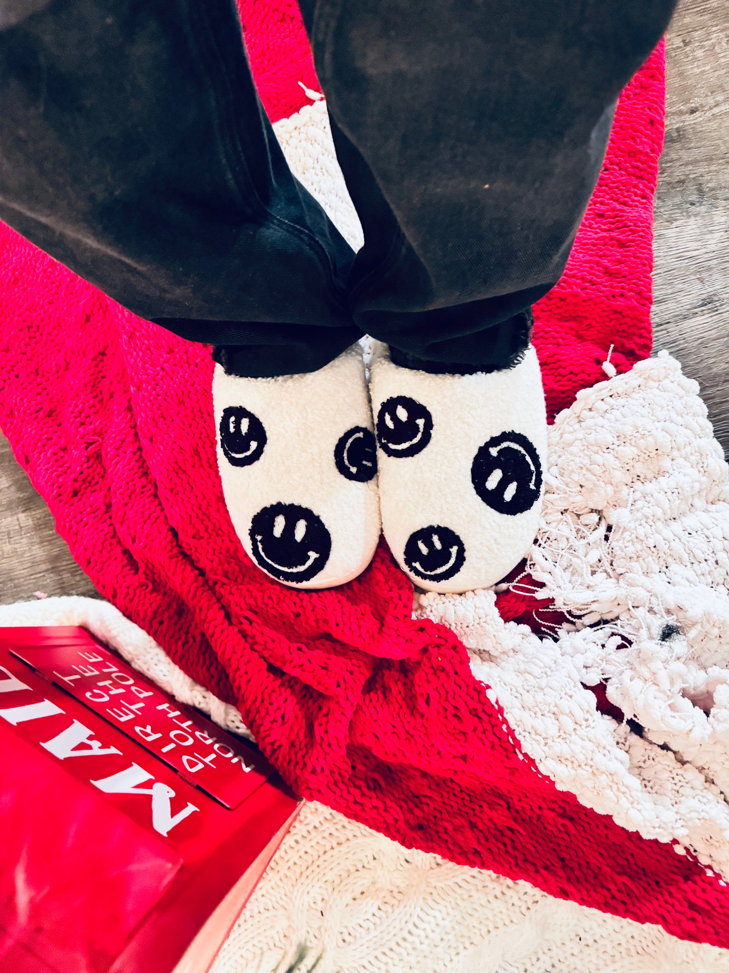 (RTS) BLACK SMILEY FACE SLIPPERS