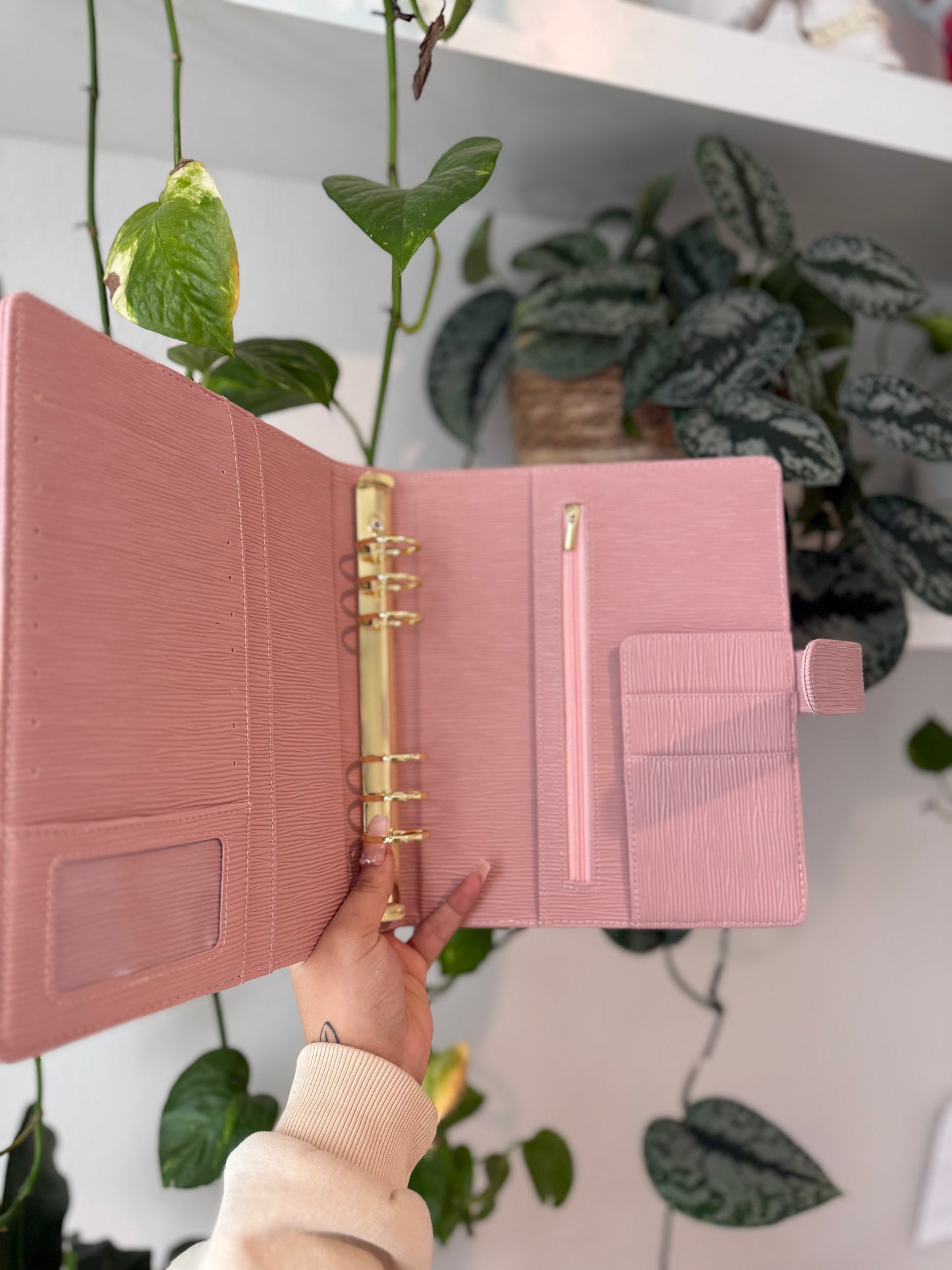 (RTS) THE SIGNATURE BINDER