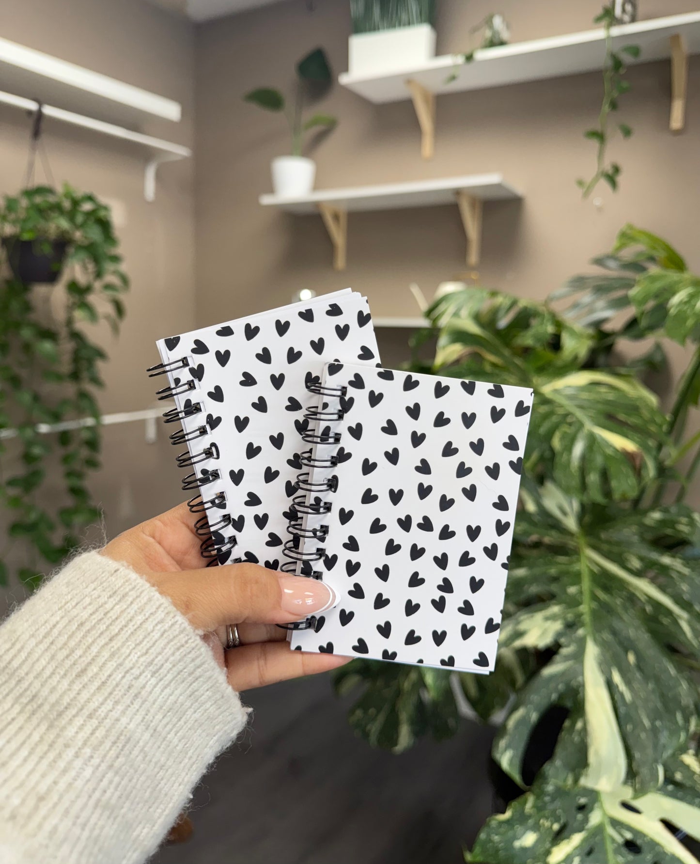 (RTS) BLACK HEARTS TINY BOOK