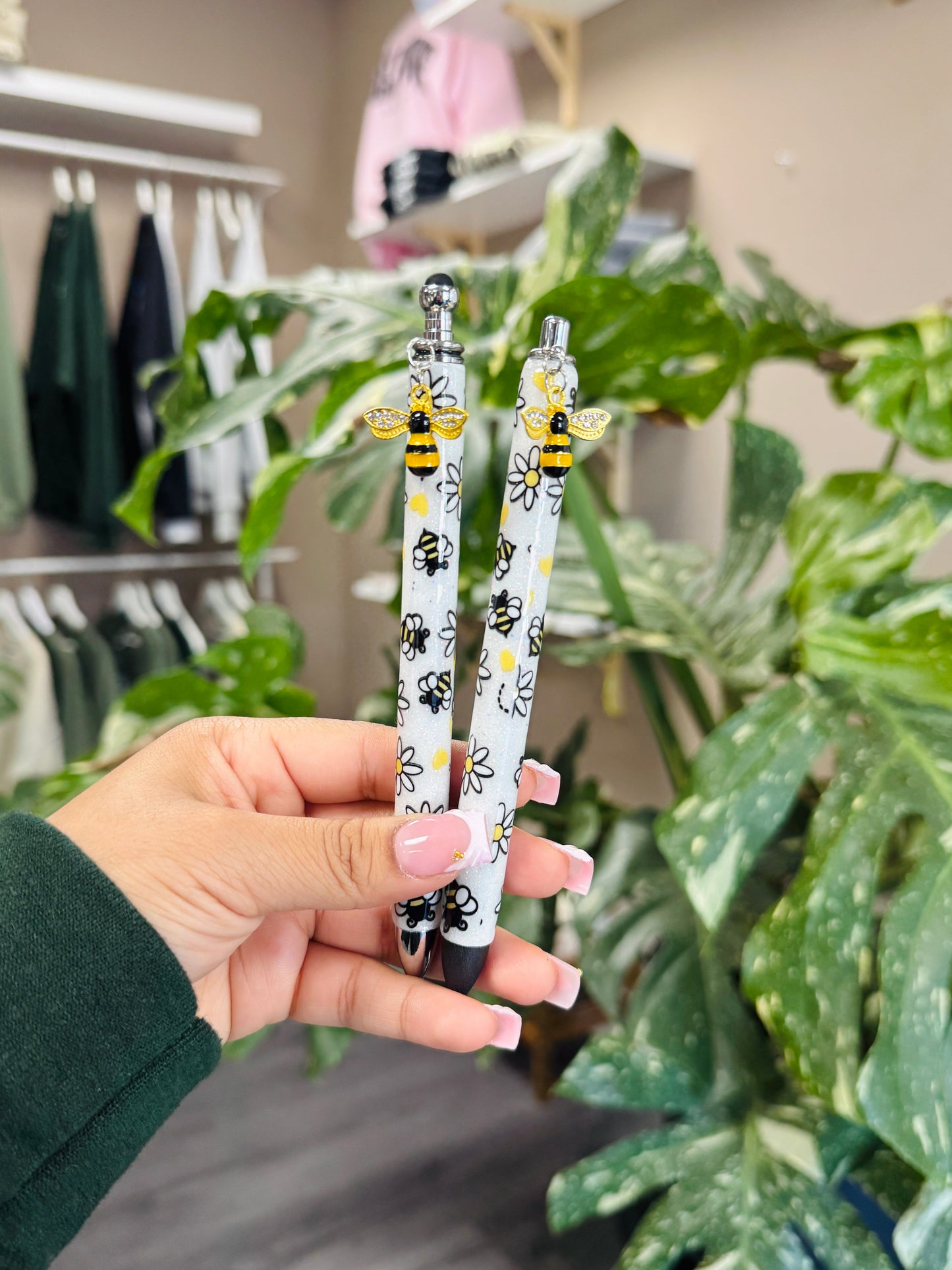 (RTS) BEE PEN W CHARM