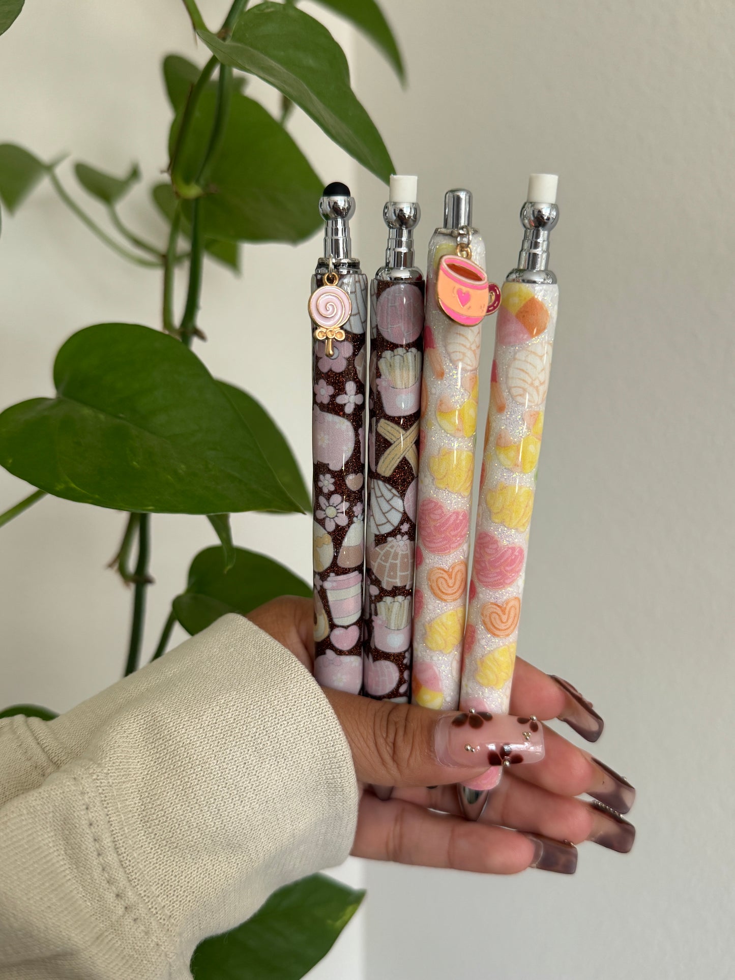 (RTS) CONCHITA PEN W CHARM