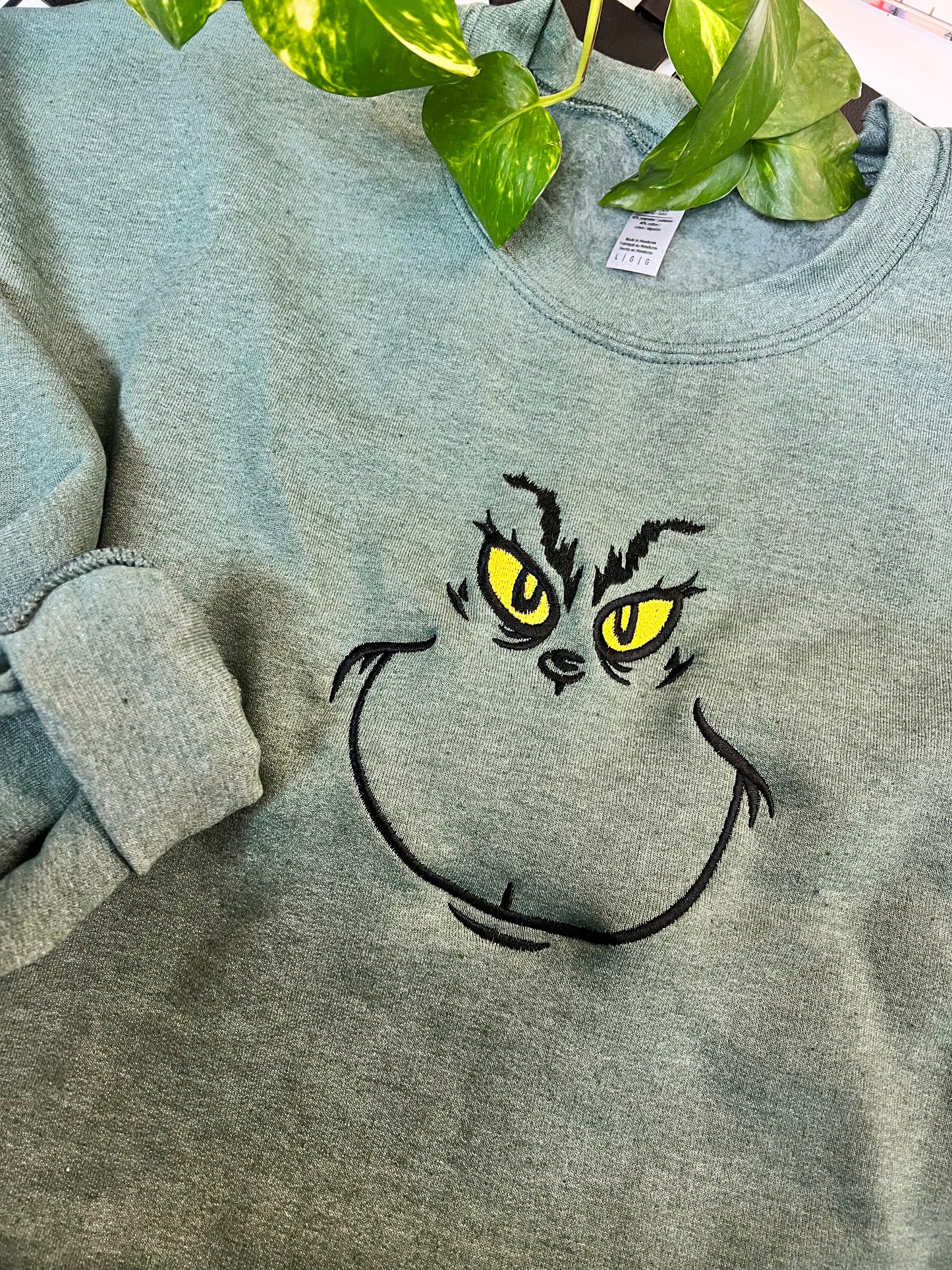 (RTS) GRINCH FACE -EMBROIDERED GREEN CREW