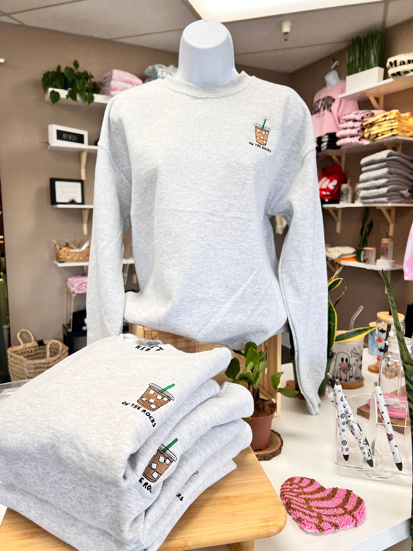 (RTS) ON THE ROCKS CREW-EMBROIDERED