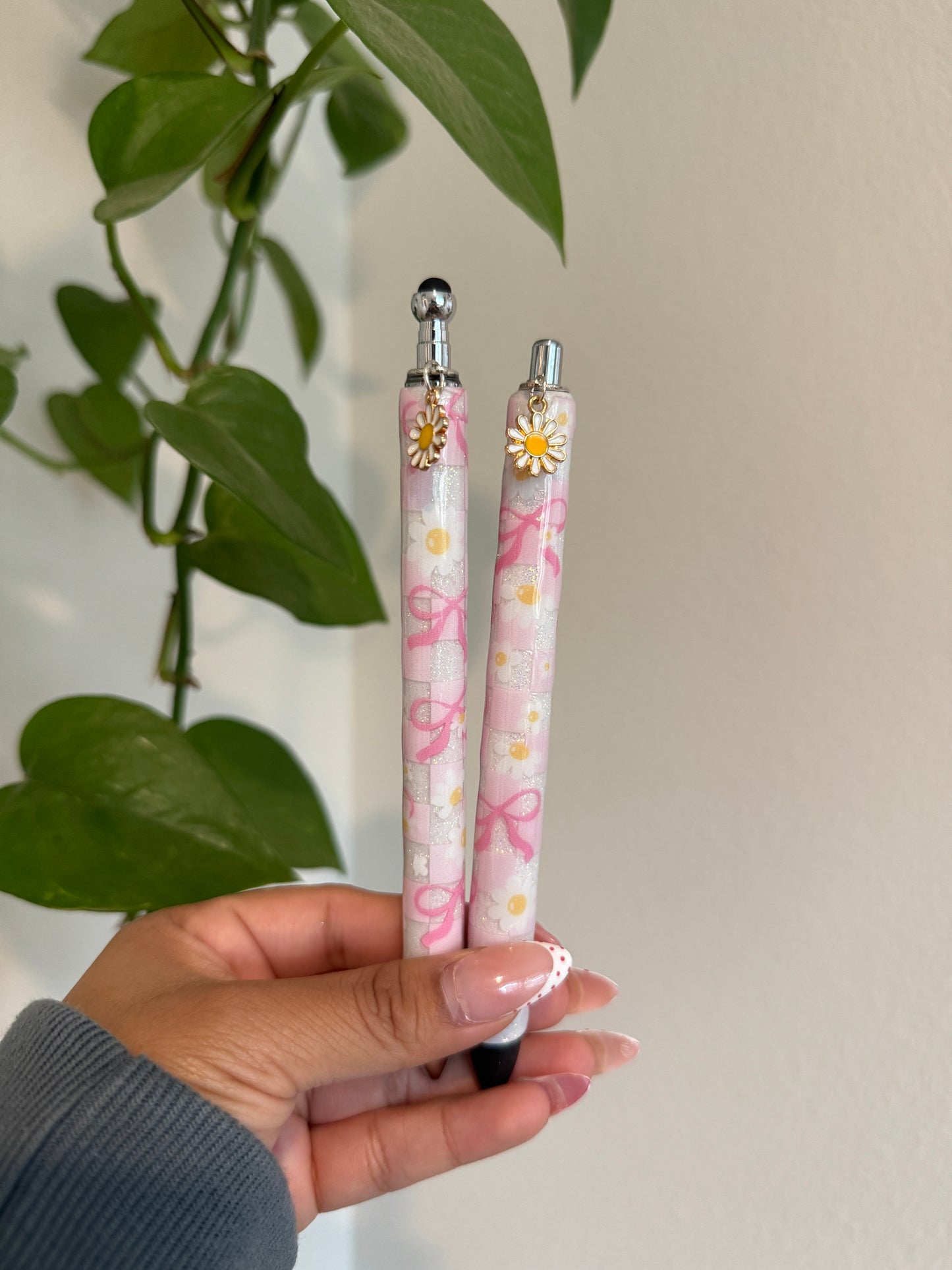 (RTS) CHECKERED BOW PEN W CHARM