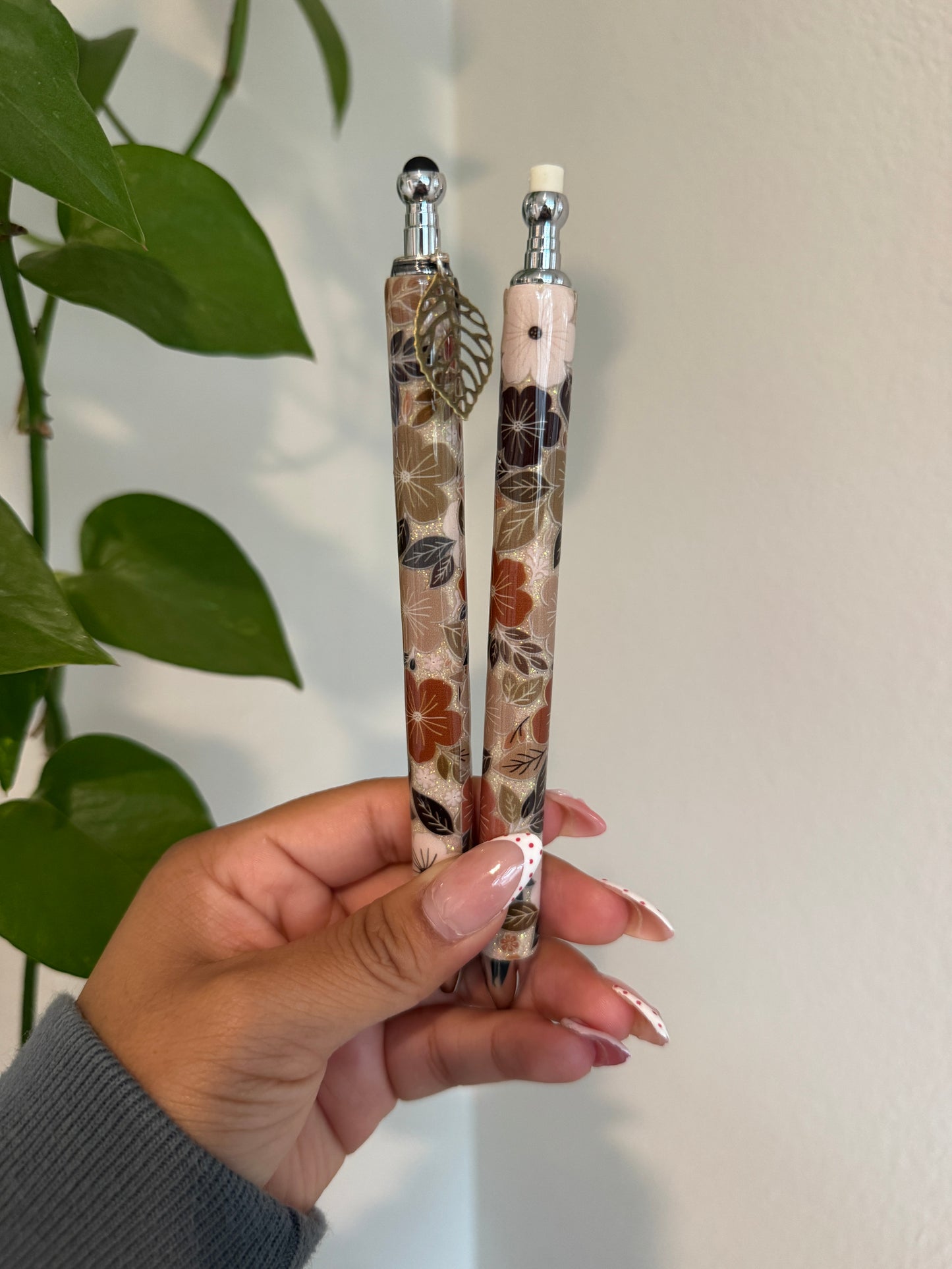(RTS) MOCHA FLORAL PEN W CHARM