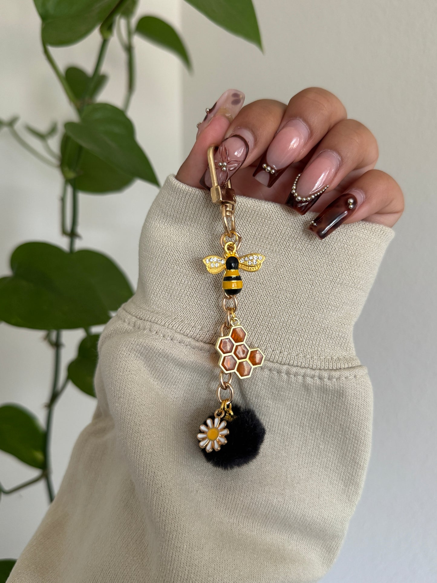 (RTS) BEE CHARM